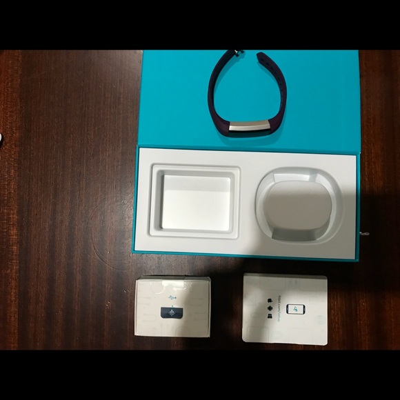 NWT FitBit Alta in Plum - Picture 5 of 7